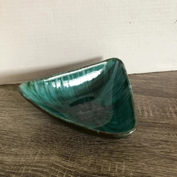 Vintage Blue Mountain Pottery Triangular  Dish - Picture 2 of 7